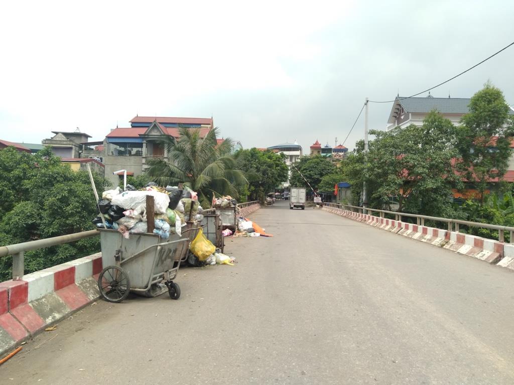 Xe rác tập kết tại cầu Xuân Hòa gây mất mỹ quan